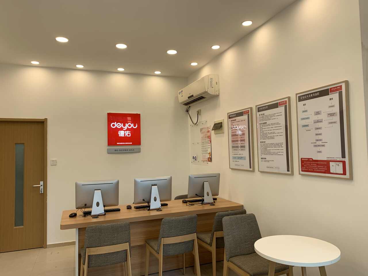 房產(chǎn)中介行業(yè)門(mén)店"新物種"誕生,或成為多功能社區(qū)服務(wù)站_示范店